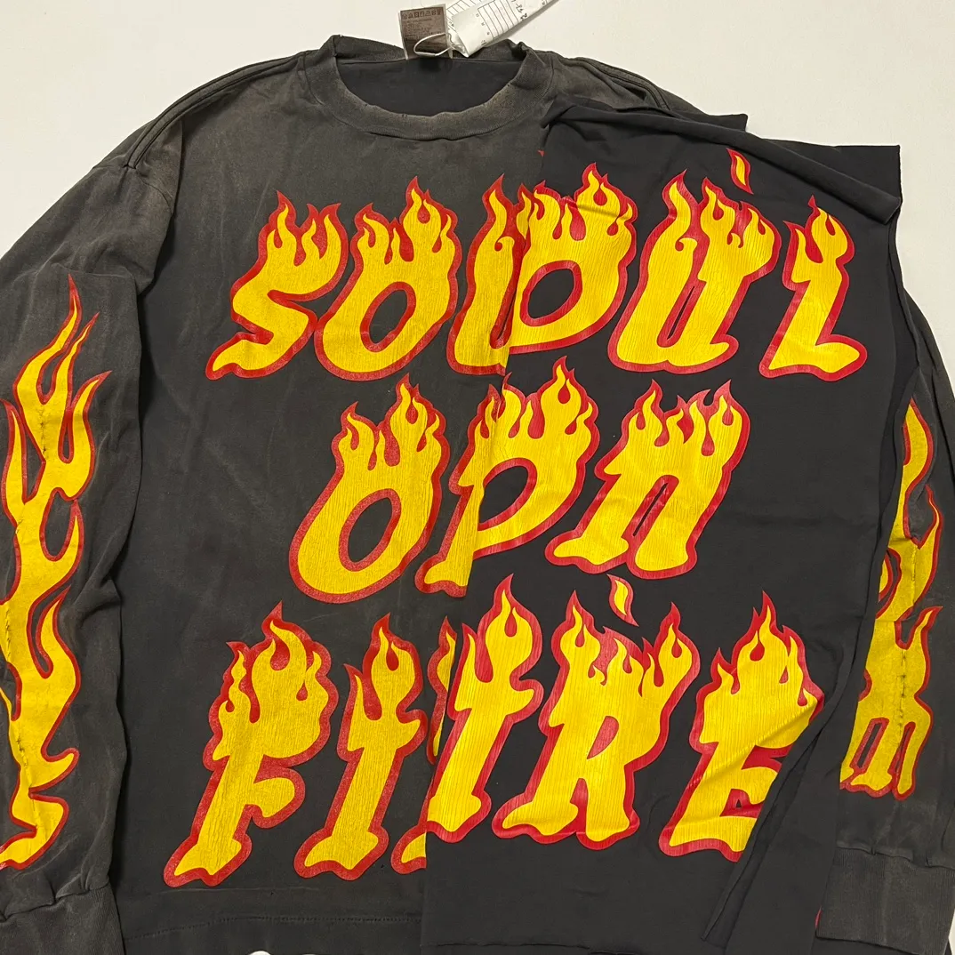 Authentic sample. Don’t buy products made from pictures. SAINT Mxxxxxx LS TEE/SOUL ON FIRE/BLK Soul Flame/Flame Long Sleeve. Washed Black S-XL. Look for cylindrical fabrics without side seams. Don’t buy open-width ones anymore. It’s boring.